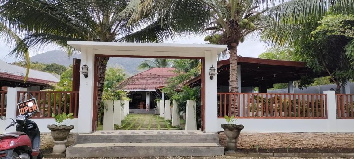 Mama Nings Beach Hotel Sekongkang Exterior foto